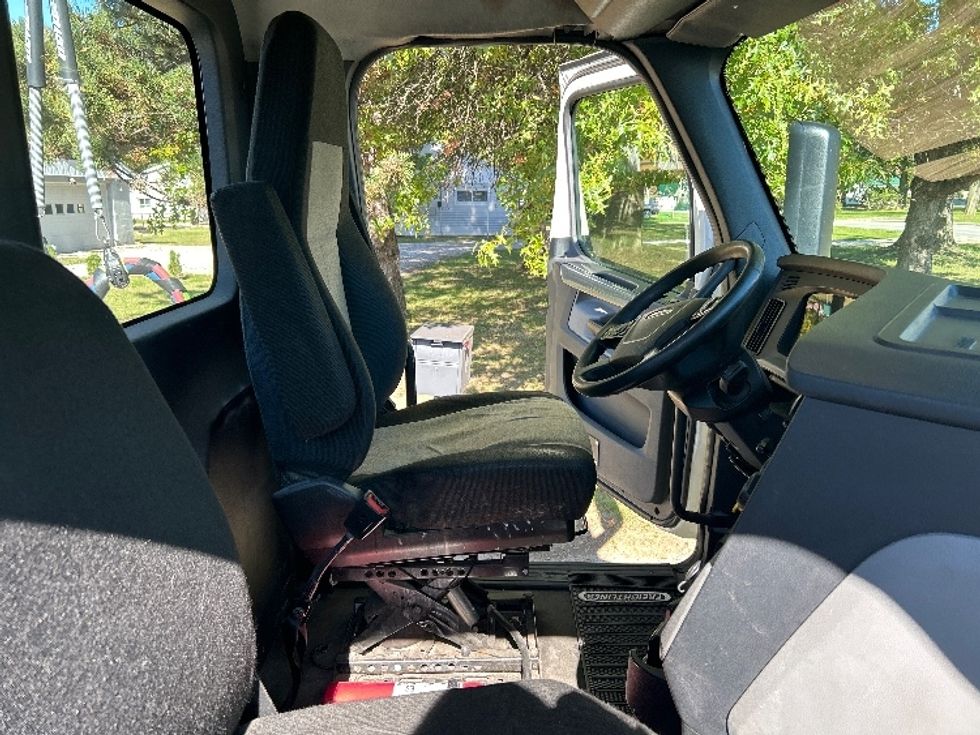Day Cab Tractor-Heavy Duty Tractors-Freightliner-2018-T12664ST-Norwalk-OH-506,046\n\t\tmiles-$ 39,750 - Image 14