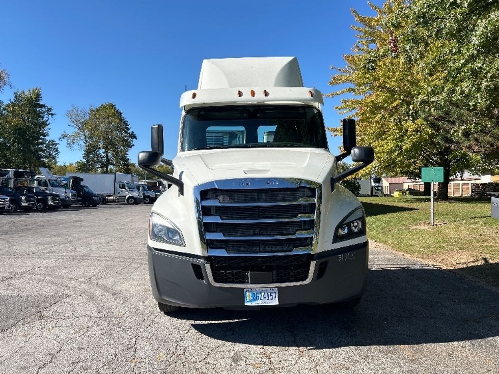 Day Cab Tractor-Heavy Duty Tractors-Freightliner-2018-T12664ST-Norwalk-OH-506,046\n\t\tmiles-$ 39,750 - Image 2