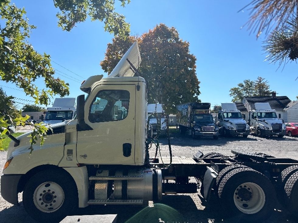 Day Cab Tractor-Heavy Duty Tractors-Freightliner-2018-T12664ST-Norwalk-OH-506,046\n\t\tmiles-$ 39,750 - Image 4