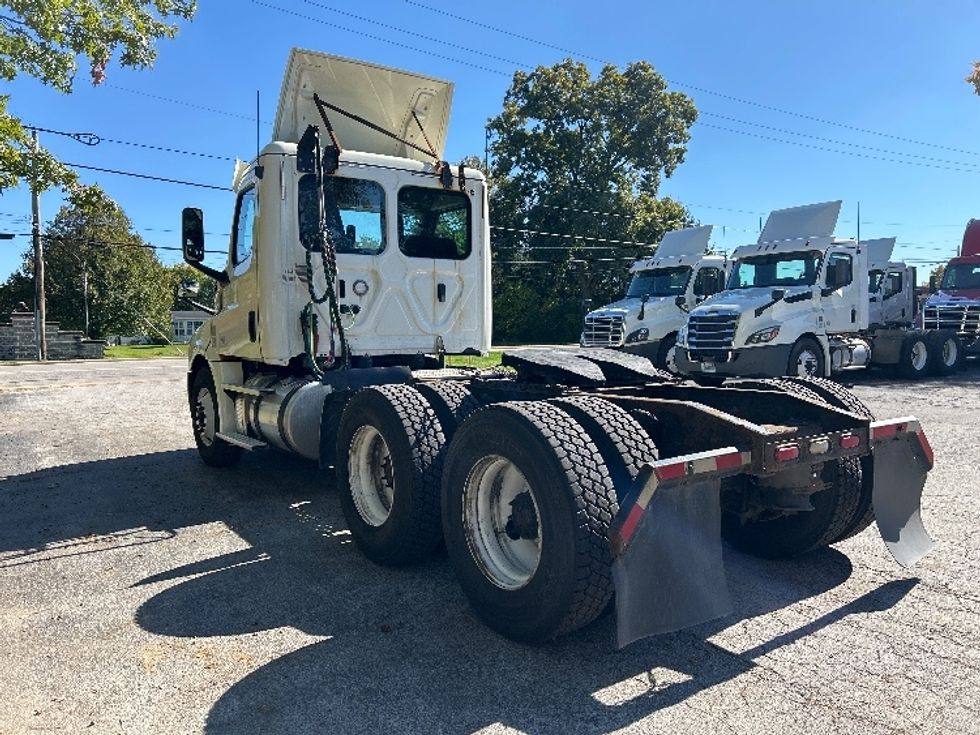 Day Cab Tractor-Heavy Duty Tractors-Freightliner-2018-T12664ST-Norwalk-OH-506,046\n\t\tmiles-$ 39,750 - Image 5