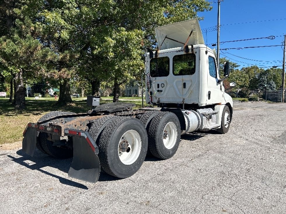Day Cab Tractor-Heavy Duty Tractors-Freightliner-2018-T12664ST-Norwalk-OH-506,046\n\t\tmiles-$ 39,750 - Image 7