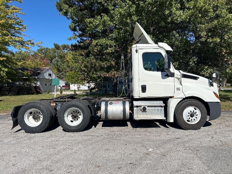 Day Cab Tractor-Heavy Duty Tractors-Freightliner-2018-T12664ST-Norwalk-OH-506,046\n\t\tmiles-$ 39,750 - Image 8