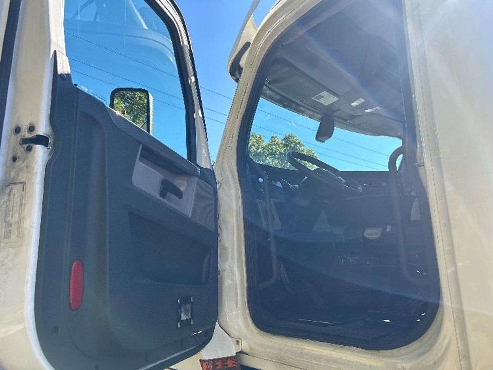 Day Cab Tractor-Heavy Duty Tractors-Freightliner-2018-T12664ST-Norwalk-OH-506,046\n\t\tmiles-$ 39,750 - Image 9