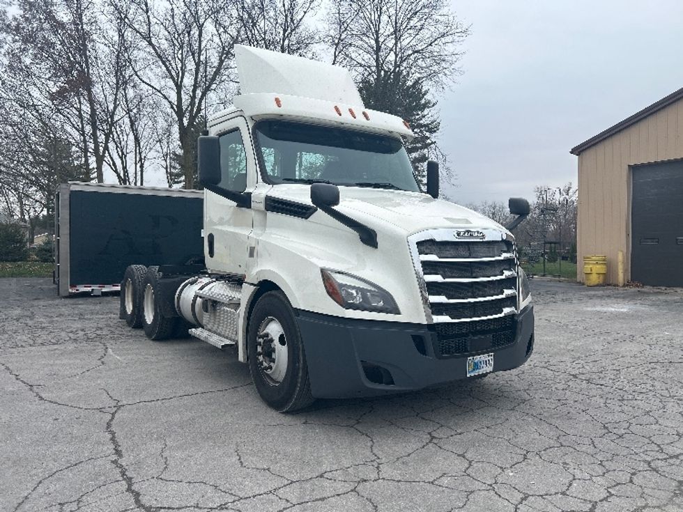 Day Cab Tractor-Heavy Duty Tractors-Freightliner-2018-T12664ST-Norwalk-OH-665,603\n\t\tmiles-$ 27,000 - Image 1