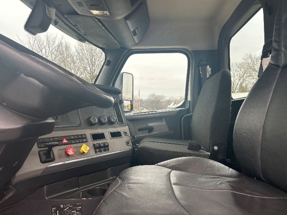 Day Cab Tractor-Heavy Duty Tractors-Freightliner-2018-T12664ST-Norwalk-OH-665,603\n\t\tmiles-$ 27,000 - Image 10