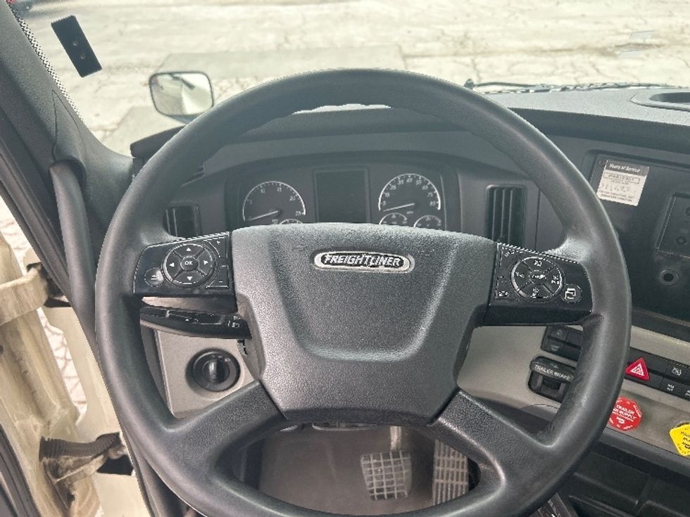 Day Cab Tractor-Heavy Duty Tractors-Freightliner-2018-T12664ST-Norwalk-OH-665,603\n\t\tmiles-$ 27,000 - Image 11