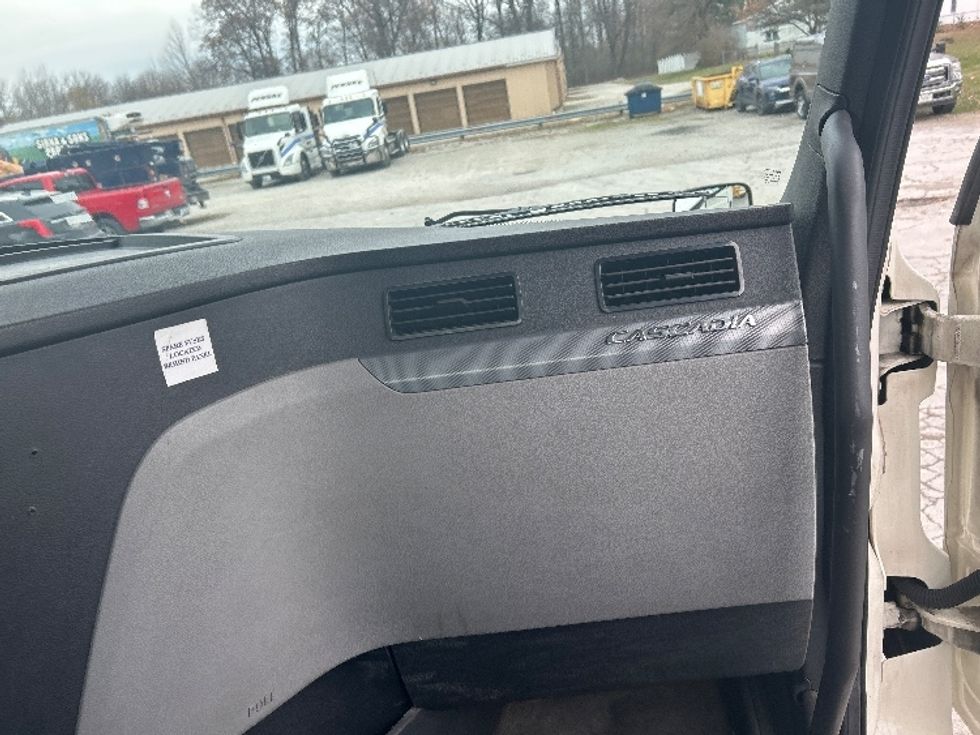 Day Cab Tractor-Heavy Duty Tractors-Freightliner-2018-T12664ST-Norwalk-OH-665,603\n\t\tmiles-$ 27,000 - Image 13