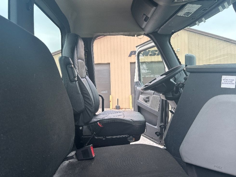 Day Cab Tractor-Heavy Duty Tractors-Freightliner-2018-T12664ST-Norwalk-OH-665,603\n\t\tmiles-$ 27,000 - Image 14