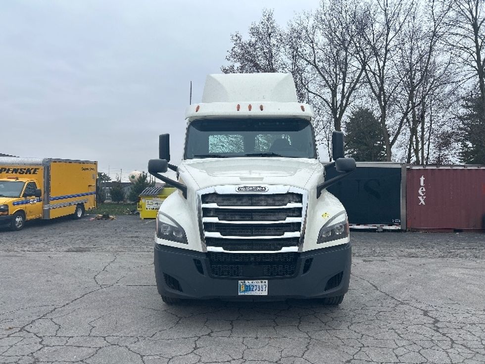Day Cab Tractor-Heavy Duty Tractors-Freightliner-2018-T12664ST-Norwalk-OH-665,603\n\t\tmiles-$ 27,000 - Image 2