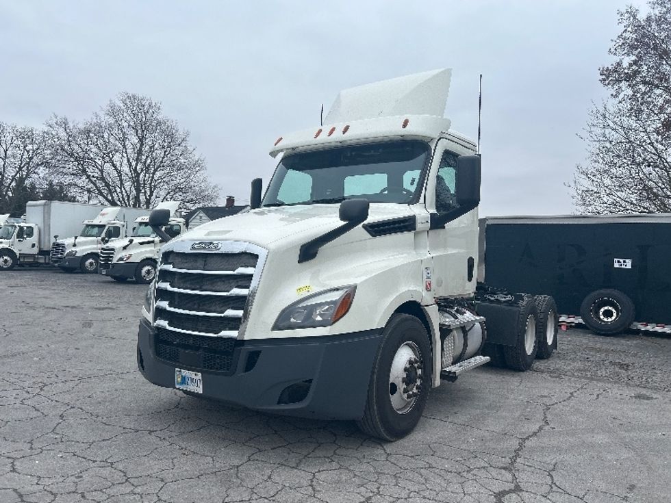 Day Cab Tractor-Heavy Duty Tractors-Freightliner-2018-T12664ST-Norwalk-OH-665,603\n\t\tmiles-$ 27,000 - Image 3