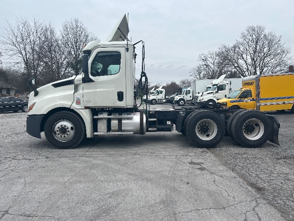 Day Cab Tractor-Heavy Duty Tractors-Freightliner-2018-T12664ST-Norwalk-OH-665,603\n\t\tmiles-$ 27,000 - Image 4