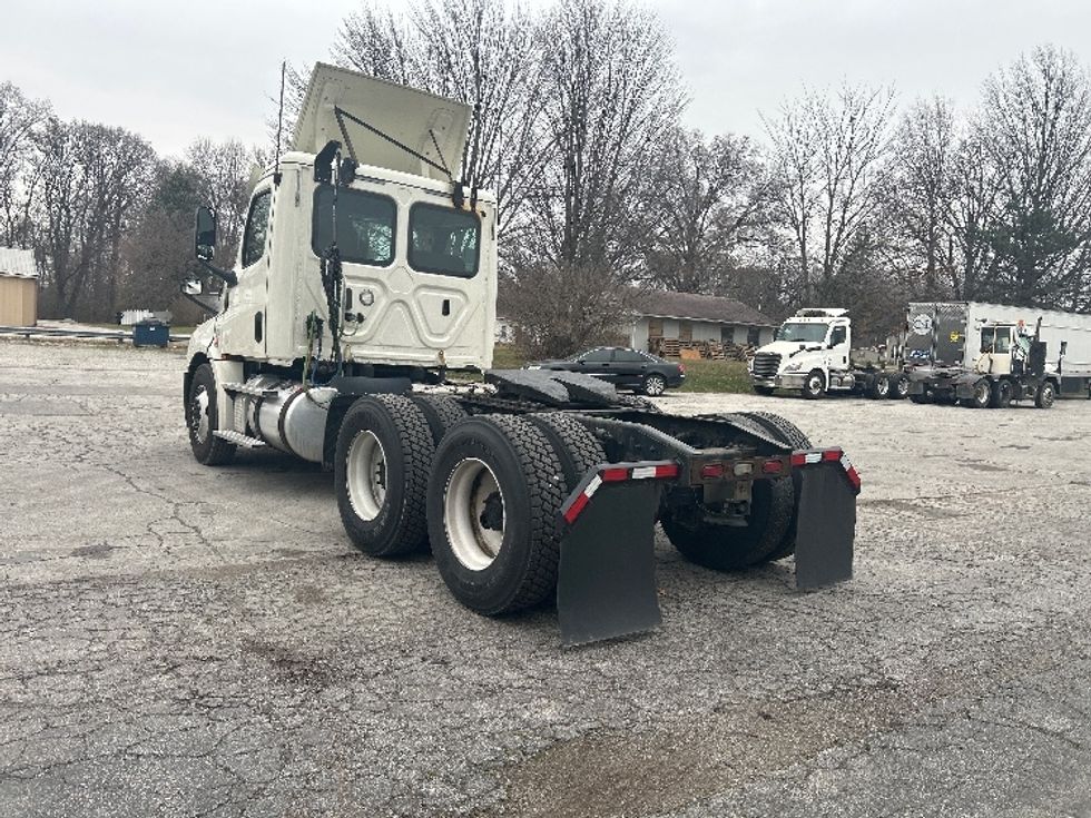 Day Cab Tractor-Heavy Duty Tractors-Freightliner-2018-T12664ST-Norwalk-OH-665,603\n\t\tmiles-$ 27,000 - Image 5