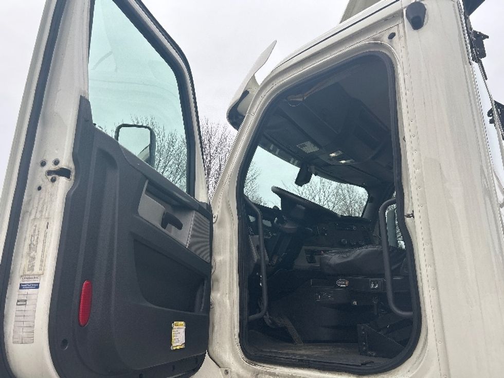 Day Cab Tractor-Heavy Duty Tractors-Freightliner-2018-T12664ST-Norwalk-OH-665,603\n\t\tmiles-$ 27,000 - Image 9
