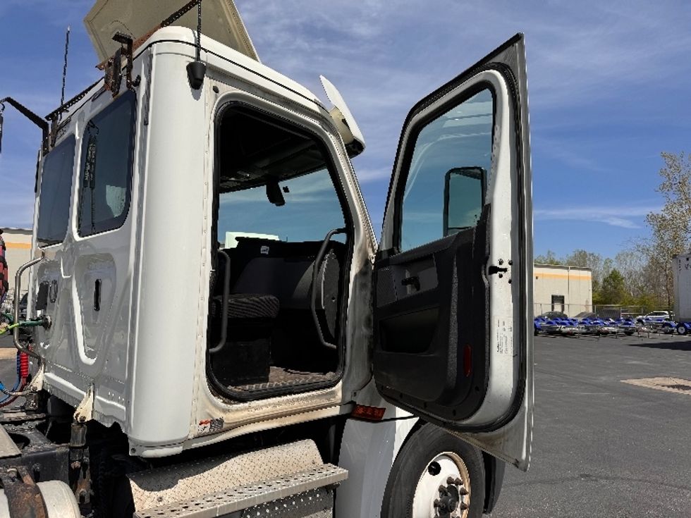 Day Cab Tractor-Heavy Duty Tractors-Freightliner-2018-T12664ST-Obetz-OH-436,894\n\t\tmiles-$ 43,500 - Image 12