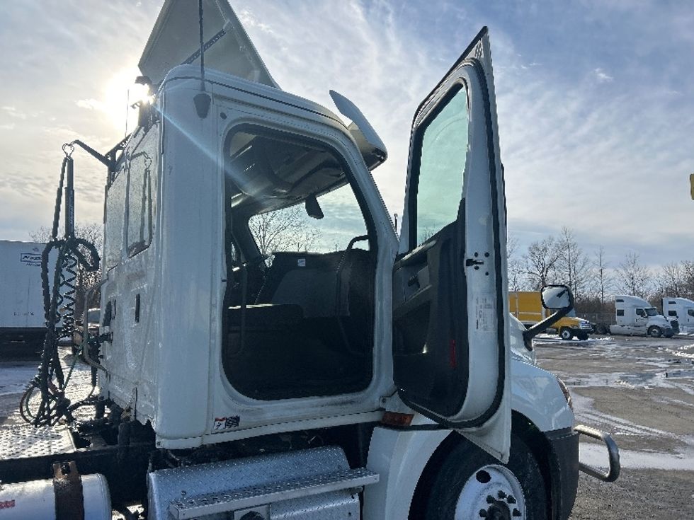 Day Cab Tractor-Heavy Duty Tractors-Freightliner-2018-T12664ST-Obetz-OH-448,978\n\t\tmiles-$ 38,000 - Image 12