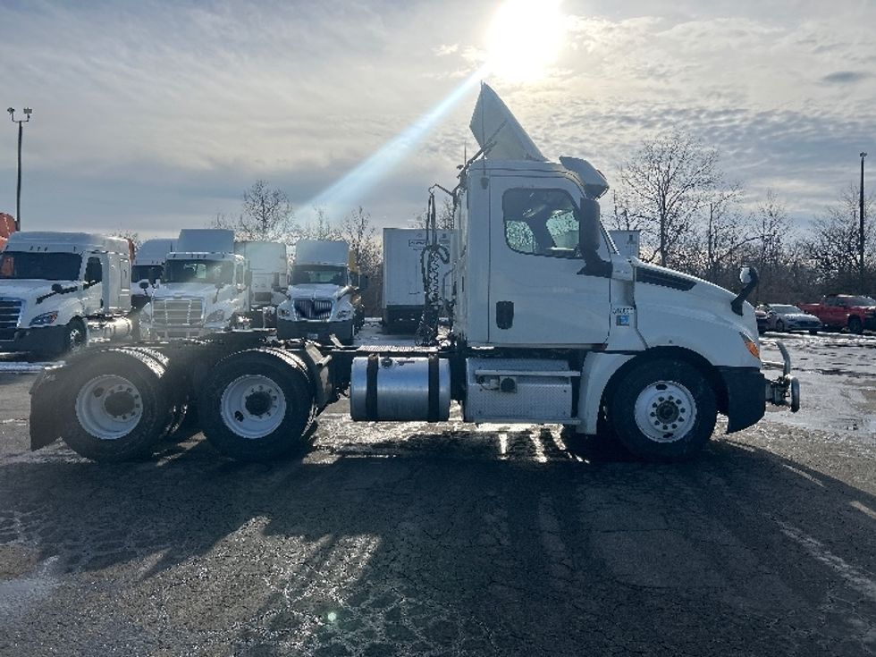 Day Cab Tractor-Heavy Duty Tractors-Freightliner-2018-T12664ST-Obetz-OH-448,978\n\t\tmiles-$ 38,000 - Image 8