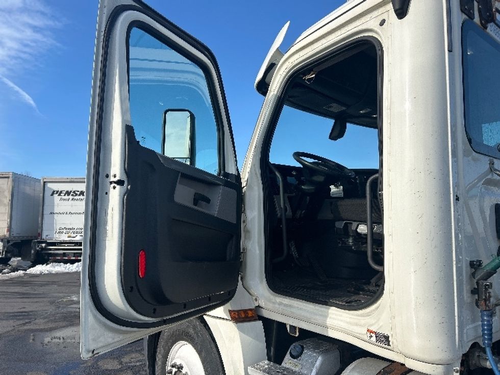 Day Cab Tractor-Heavy Duty Tractors-Freightliner-2018-T12664ST-Obetz-OH-448,978\n\t\tmiles-$ 38,000 - Image 9
