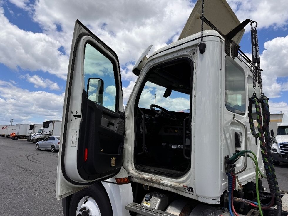 Day Cab Tractor-Heavy Duty Tractors-Freightliner-2018-T12664ST-Obetz-OH-581,682\n\t\tmiles-$ 35,750 - Image 9