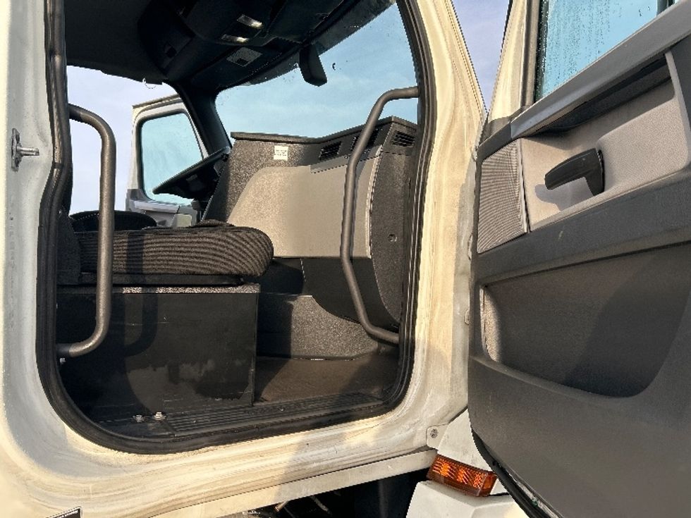 Day Cab Tractor-Heavy Duty Tractors-Freightliner-2018-T12664ST-Obetz-OH-611,850\n\t\tmiles-$ 31,250 - Image 12