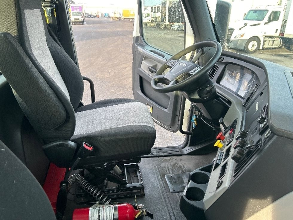 Day Cab Tractor-Heavy Duty Tractors-Freightliner-2018-T12664ST-Obetz-OH-611,850\n\t\tmiles-$ 31,250 - Image 14