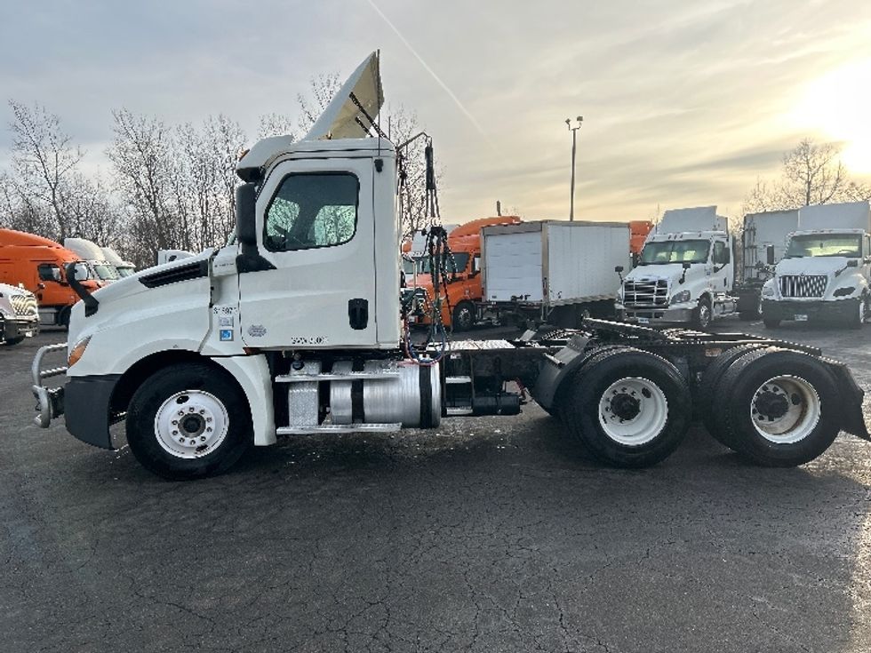 Day Cab Tractor-Heavy Duty Tractors-Freightliner-2018-T12664ST-Obetz-OH-611,850\n\t\tmiles-$ 31,250 - Image 4