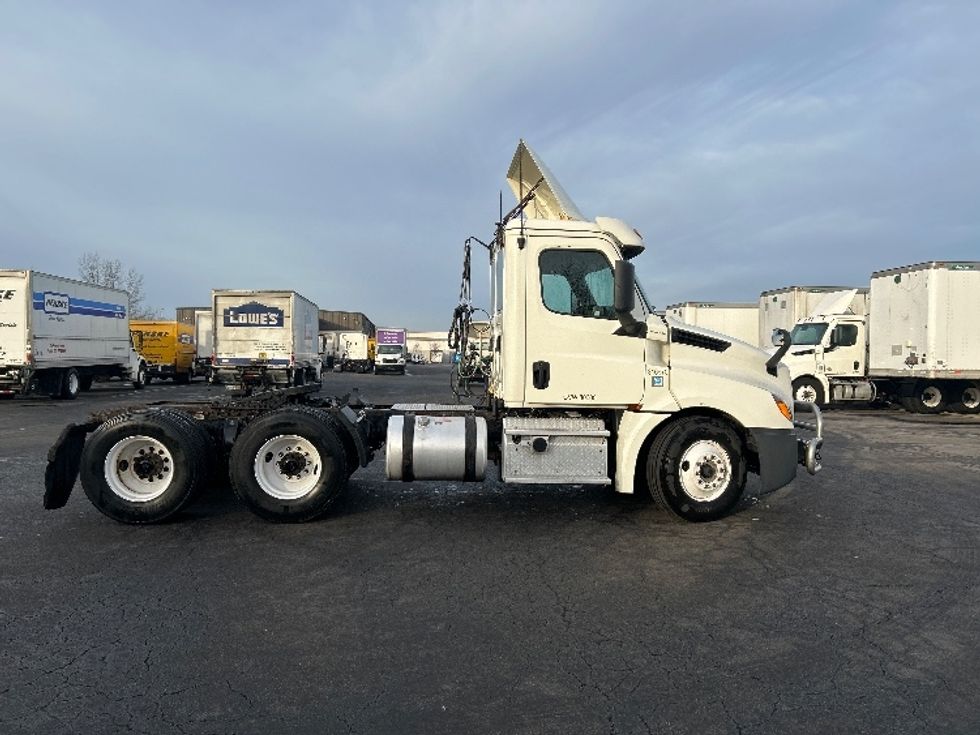 Day Cab Tractor-Heavy Duty Tractors-Freightliner-2018-T12664ST-Obetz-OH-611,850\n\t\tmiles-$ 31,250 - Image 8
