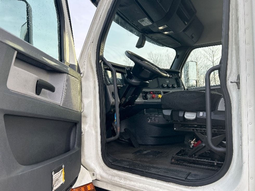 Day Cab Tractor-Heavy Duty Tractors-Freightliner-2018-T12664ST-Obetz-OH-611,850\n\t\tmiles-$ 31,250 - Image 9