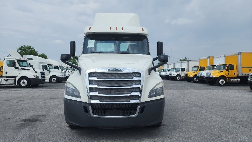 Day Cab Tractor-Heavy Duty Tractors-Freightliner-2018-T12664ST-Ocala-FL-398,480\n\t\tmiles-$ 44,250 - Image 2