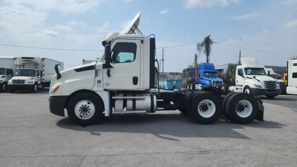 Day Cab Tractor-Heavy Duty Tractors-Freightliner-2018-T12664ST-Ocala-FL-398,480\n\t\tmiles-$ 44,250 - Image 4