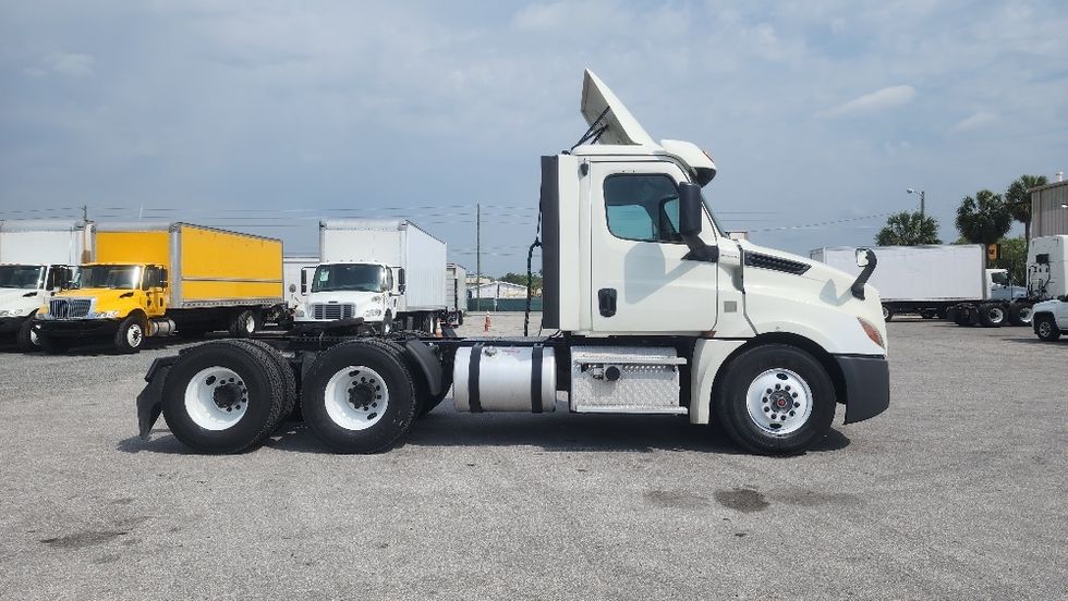 Day Cab Tractor-Heavy Duty Tractors-Freightliner-2018-T12664ST-Ocala-FL-398,480\n\t\tmiles-$ 44,250 - Image 8