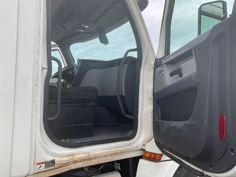 Day Cab Tractor-Heavy Duty Tractors-Freightliner-2018-T12664ST-Oklahoma City-OK-431,498\n\t\tmiles-$ 47,000 - Image 12