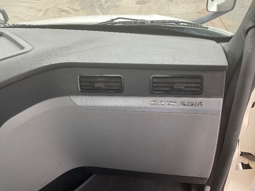 Day Cab Tractor-Heavy Duty Tractors-Freightliner-2018-T12664ST-Oklahoma City-OK-431,498\n\t\tmiles-$ 47,000 - Image 13