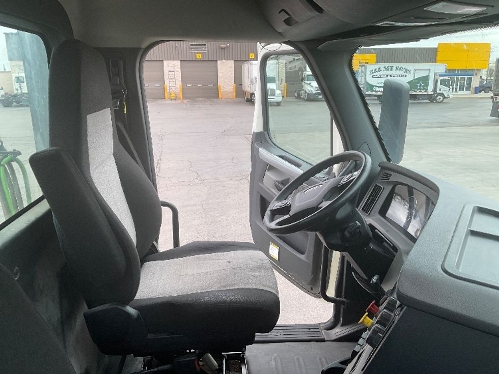 Day Cab Tractor-Heavy Duty Tractors-Freightliner-2018-T12664ST-Oklahoma City-OK-431,498\n\t\tmiles-$ 47,000 - Image 14