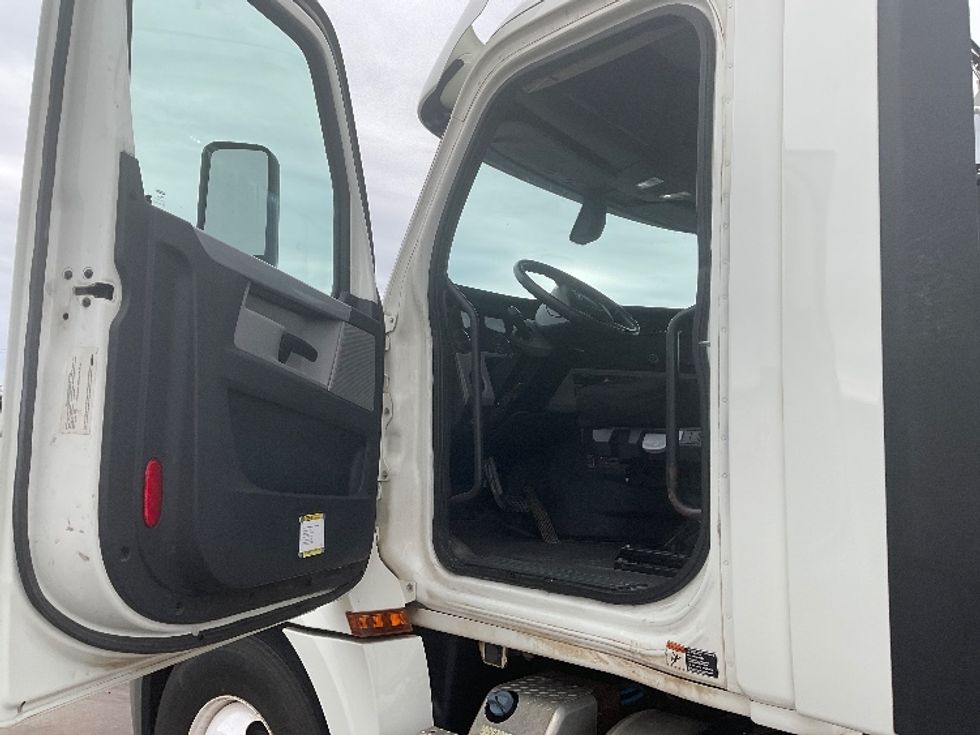 Day Cab Tractor-Heavy Duty Tractors-Freightliner-2018-T12664ST-Oklahoma City-OK-431,498\n\t\tmiles-$ 47,000 - Image 9