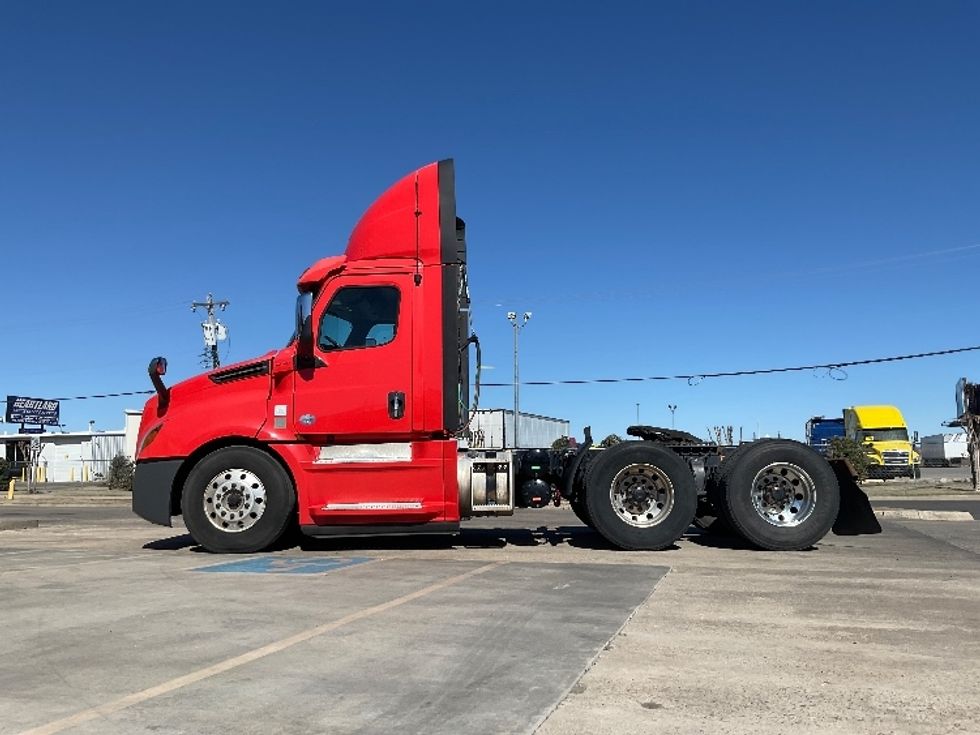 Day Cab Tractor-Heavy Duty Tractors-Freightliner-2018-T12664ST-Oklahoma City-OK-610,207\n\t\tmiles-$ 37,250 - Image 4