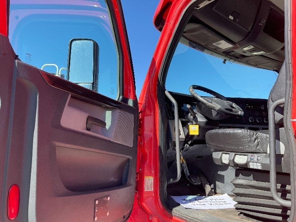 Day Cab Tractor-Heavy Duty Tractors-Freightliner-2018-T12664ST-Oklahoma City-OK-610,207\n\t\tmiles-$ 37,250 - Image 9