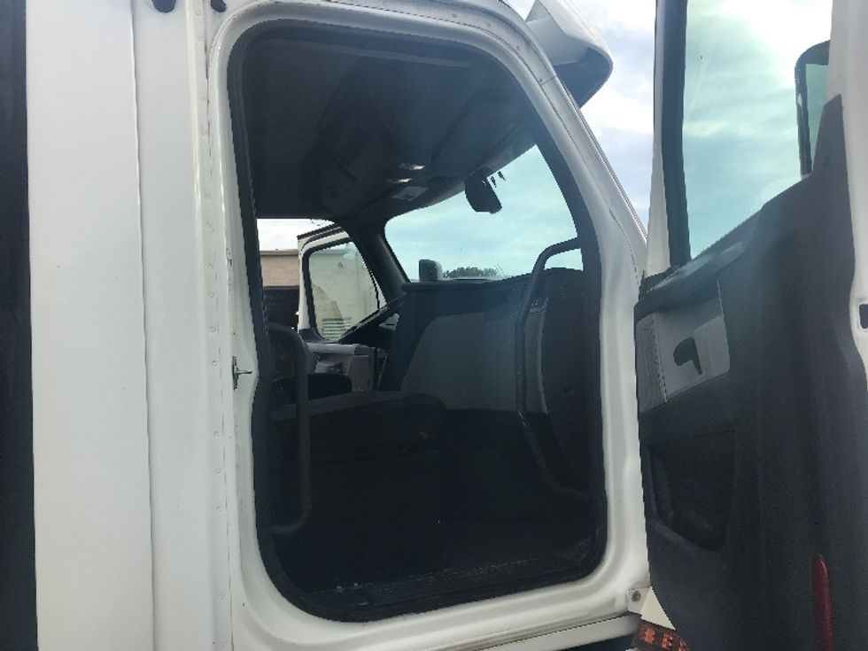 Day Cab Tractor-Heavy Duty Tractors-Freightliner-2018-T12664ST-Olive Branch-MS-315,269\n\t\tmiles-$ 52,250 - Image 12