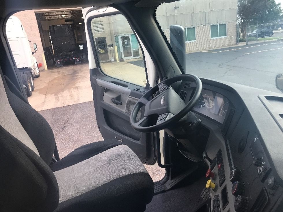 Day Cab Tractor-Heavy Duty Tractors-Freightliner-2018-T12664ST-Olive Branch-MS-315,269\n\t\tmiles-$ 52,250 - Image 14
