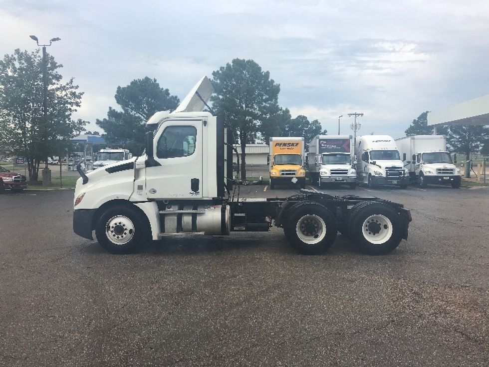 Day Cab Tractor-Heavy Duty Tractors-Freightliner-2018-T12664ST-Olive Branch-MS-315,269\n\t\tmiles-$ 52,250 - Image 4