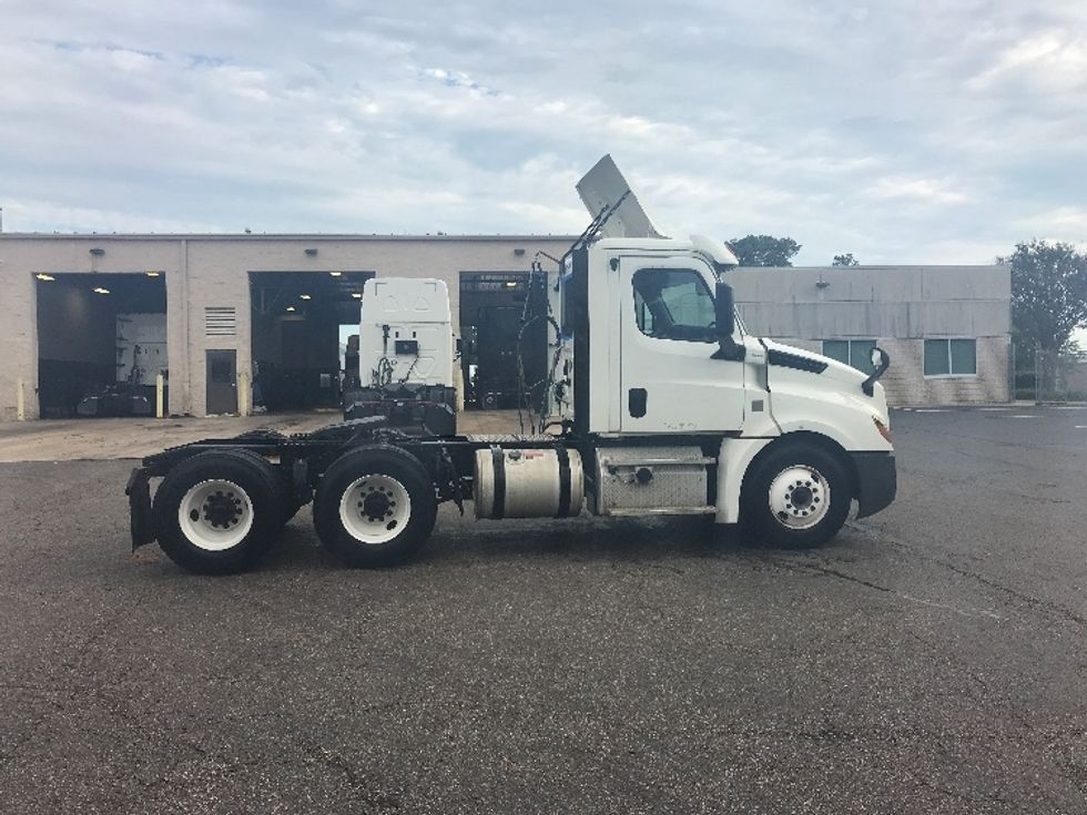 Day Cab Tractor-Heavy Duty Tractors-Freightliner-2018-T12664ST-Olive Branch-MS-315,269\n\t\tmiles-$ 52,250 - Image 8