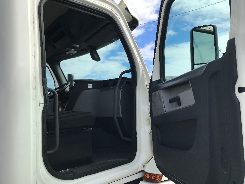 Day Cab Tractor-Heavy Duty Tractors-Freightliner-2018-T12664ST-Panama City-FL-308,280\n\t\tmiles-$ 55,500 - Image 12