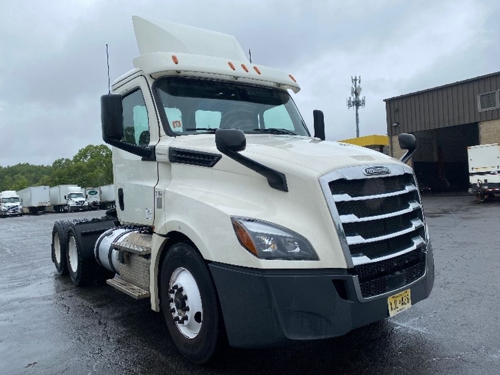Day Cab Tractor-Heavy Duty Tractors-Freightliner-2018-T12664ST-Parsippany-NJ-235,777\n\t\tmiles-$ 48,250 - Image 1