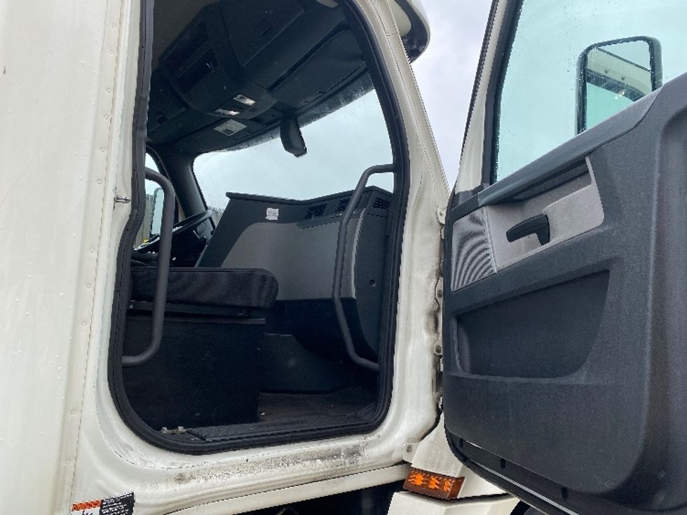 Day Cab Tractor-Heavy Duty Tractors-Freightliner-2018-T12664ST-Parsippany-NJ-235,777\n\t\tmiles-$ 48,250 - Image 12