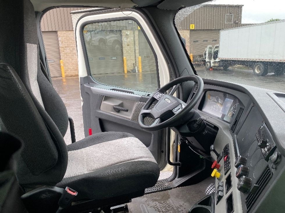 Day Cab Tractor-Heavy Duty Tractors-Freightliner-2018-T12664ST-Parsippany-NJ-235,777\n\t\tmiles-$ 48,250 - Image 14