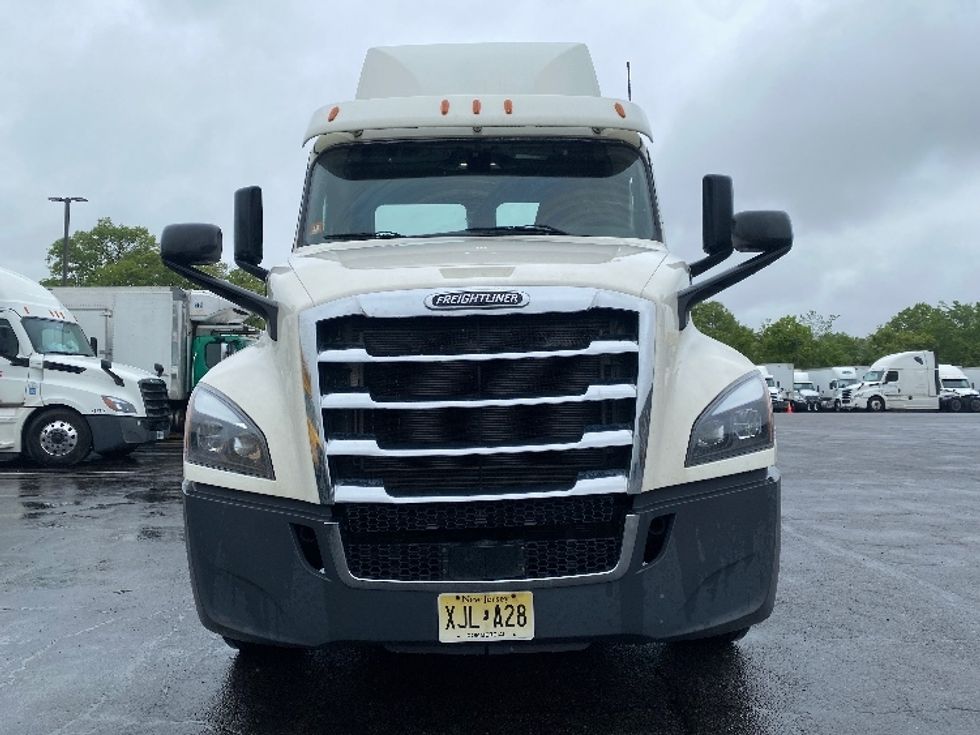 Day Cab Tractor-Heavy Duty Tractors-Freightliner-2018-T12664ST-Parsippany-NJ-235,777\n\t\tmiles-$ 48,250 - Image 2