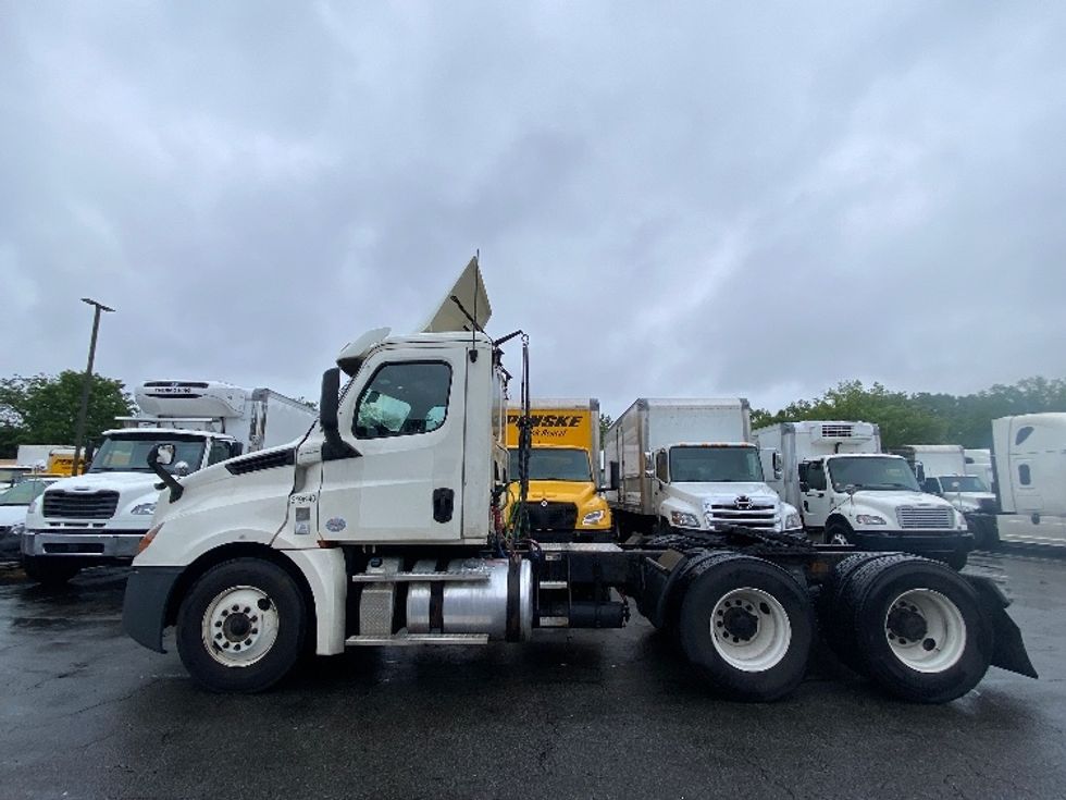 Day Cab Tractor-Heavy Duty Tractors-Freightliner-2018-T12664ST-Parsippany-NJ-235,777\n\t\tmiles-$ 48,250 - Image 4