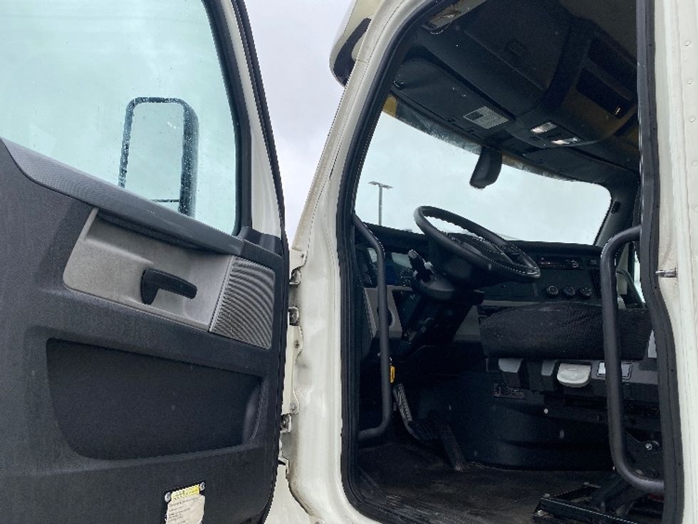 Day Cab Tractor-Heavy Duty Tractors-Freightliner-2018-T12664ST-Parsippany-NJ-235,777\n\t\tmiles-$ 48,250 - Image 9