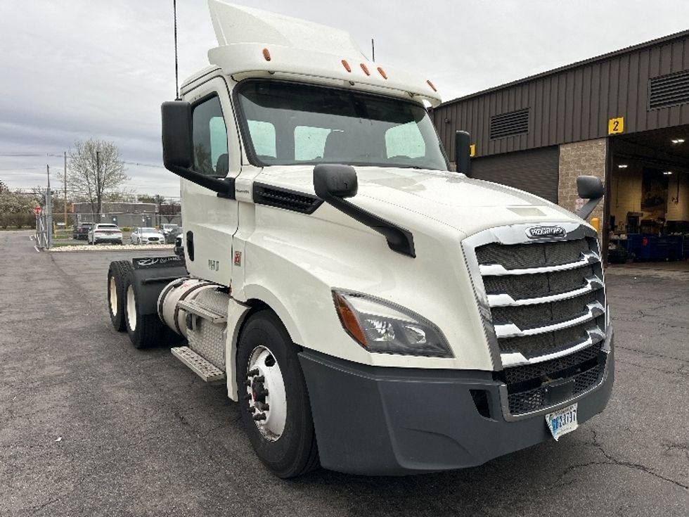 Day Cab Tractor-Heavy Duty Tractors-Freightliner-2018-T12664ST-Parsippany-NJ-422,761\n\t\tmiles-$ 39,250 - Image 1