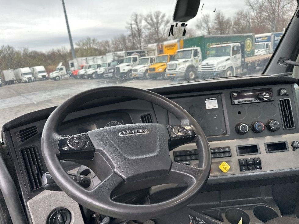 Day Cab Tractor-Heavy Duty Tractors-Freightliner-2018-T12664ST-Parsippany-NJ-422,761\n\t\tmiles-$ 39,250 - Image 10