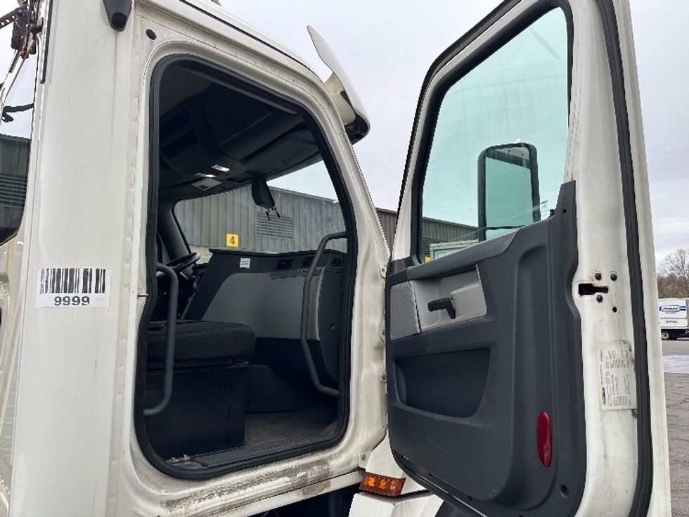 Day Cab Tractor-Heavy Duty Tractors-Freightliner-2018-T12664ST-Parsippany-NJ-422,761\n\t\tmiles-$ 39,250 - Image 12